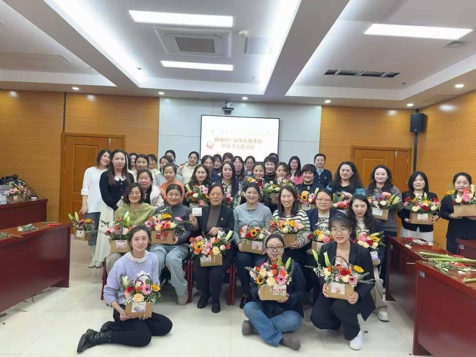 花香滿溢展風采，巾幗筑夢綻芳華——薛城區(qū)行政審批服務局舉辦三八婦女節(jié)主題插花活動